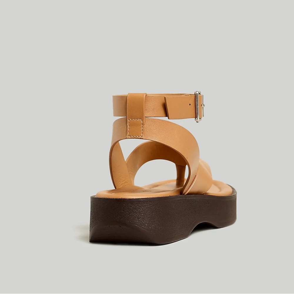Madewell - The Cooper Thong Sandal. Size  9. Desert Camel - Picture 3 of 3